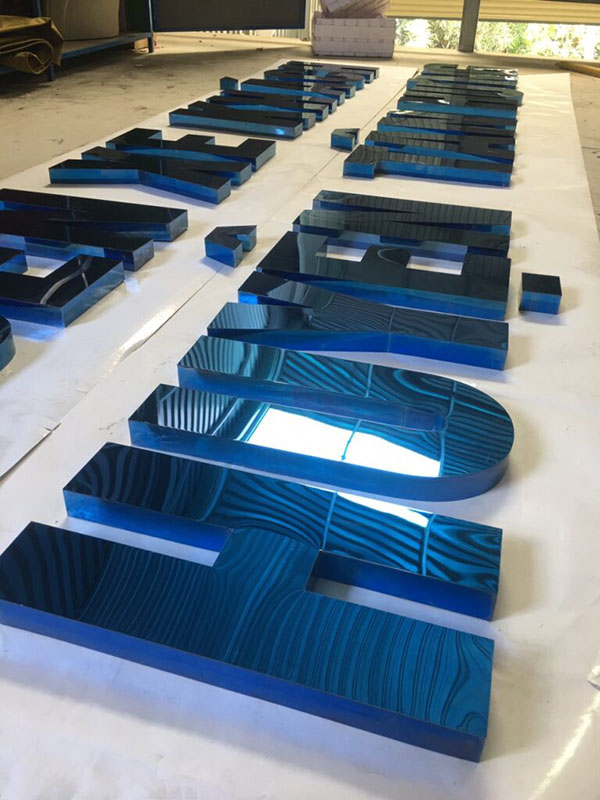 Mẫu chữ nổi Inox xanh dương gương