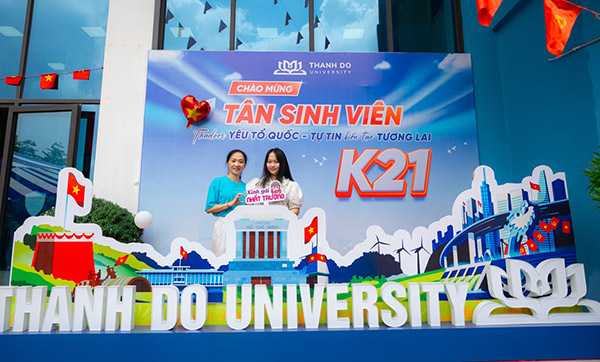 Mẫu backdrop chào mừng tân sinh viên đẹp hổ trợ công cụ truyền thông