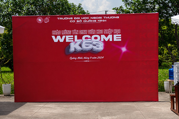 Mẫu backdrop chào mừng tân sinh viên nhập học