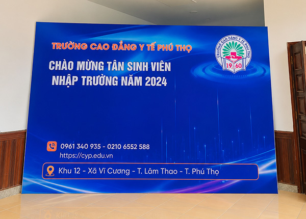 Mẫu backdrop chào mừng tân sinh viên nhập trường