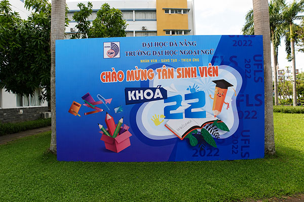 Mẫu backdrop chào mừng tân sinh viên đẹp