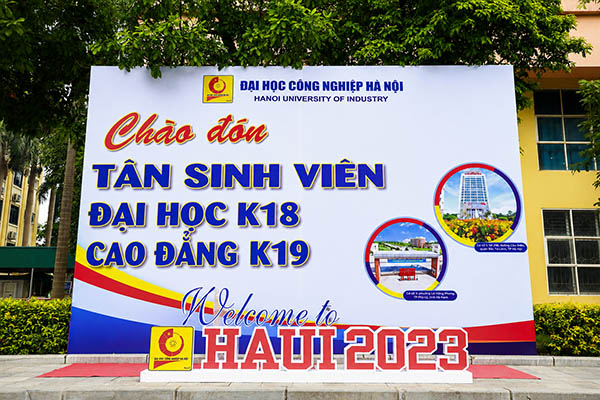 Mẫu backdrop chào đón tân sinh viên bằng chất liệu Formex cho các chữ nổi