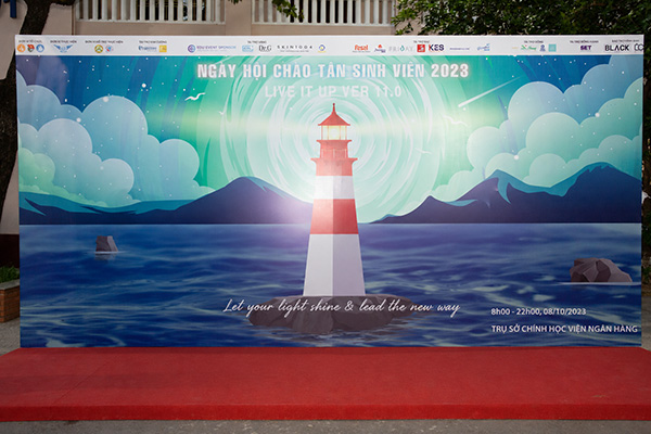 Thiết kế thi công backdrop chào mừng tân sinh viên theo yêu cầu