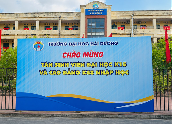 Thi công backdrop chào mừng tân sinh viên trọn gói