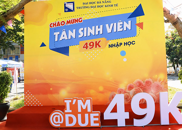 Mẫu backdrop chào mừng tân sinh viên sang trọng, ấn tượng