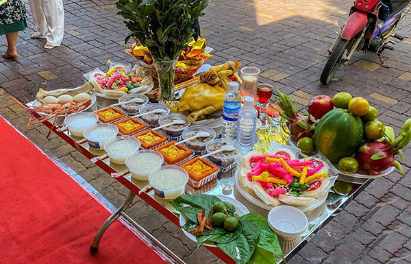 Hình ảnh: Mâm cúng treo bảng hiệu đầy đủ