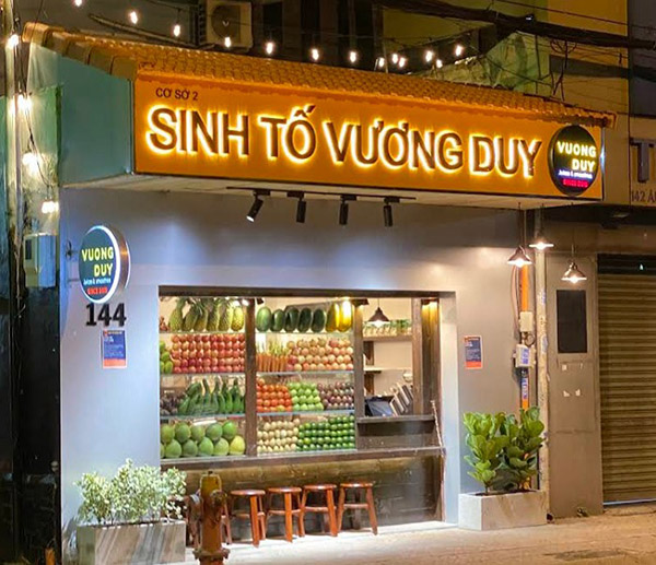 Mẫu bảng hiệu quán sinh tố nước ép chữ nổi Inox đèn hắt sáng chân