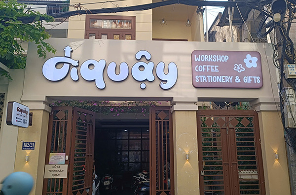 Vận chuyển, thi công và bàn giao bảng hiệu cho khách