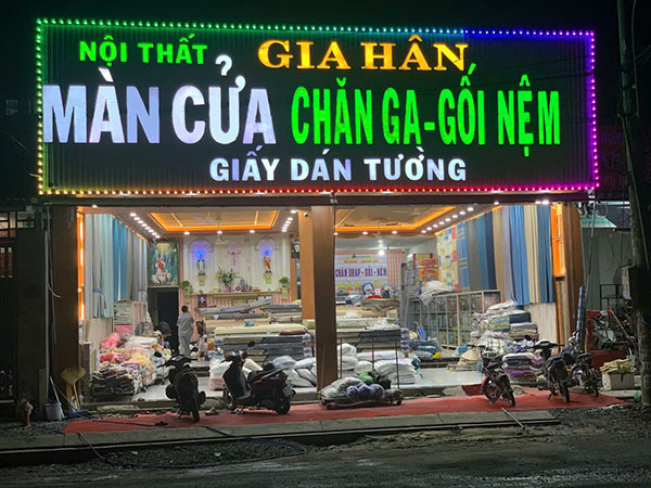 Mẫu bảng hiệu cửa hàng chăn ga gối đệm chữ nổi Mica đèn LED trên nền Tole sóng