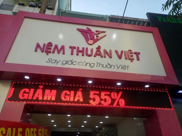 Bảng LED chạy chữ khuyến mãi cho cửa hàng chăn ga gối đệm