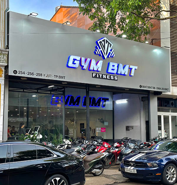 Mẫu bảng hiệu phòng gym - yoga đèn LED hắt sáng chân