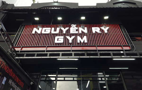 Quy trình bảo hành và kiểm tra bảng hiệu phòng gym - yoga định kỳ