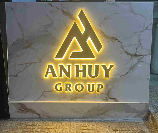 Thi công vách logo công ty bằng Inox cho AN HUY Group