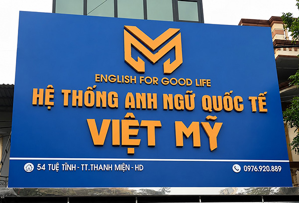 Bảng hiệu màu xanh dương, xanh ngọc cho mệnh Mộc