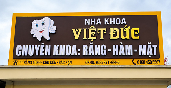 Mẫu bảng hiệu màu nâu đất cho mệnh Mộc