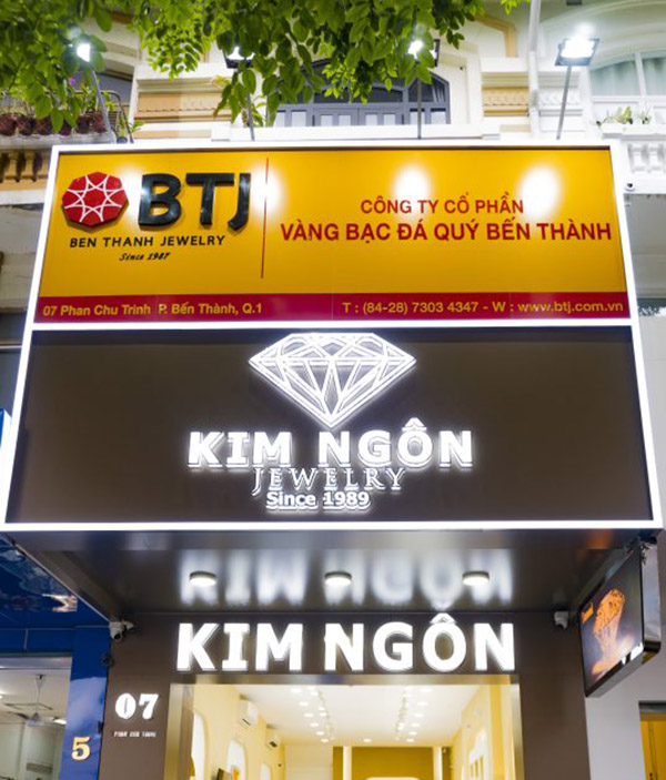 Bảng hiệu vàng đất kết hợp nâu đất cho người mệnh Thổ làm bảng hiệu