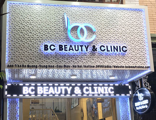 Bảng hiệu màu bạc ánh kim cho mệnh Thủy làm bảng hiệu