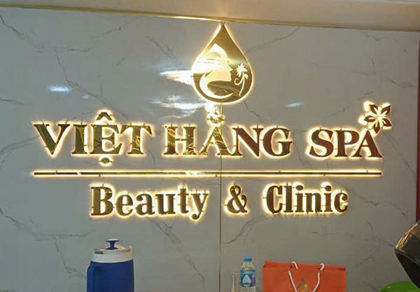 Vật liệu Inox được ứng dụng trong làm vách logo tại quầy lễ tân công ty