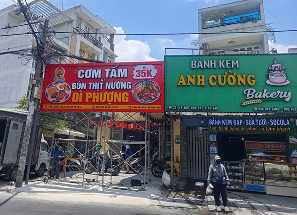 Cận cảnh bảng hiệu Dì Phượng hiển thị địa chỉ và giờ mở cửa tại Gò Vấp